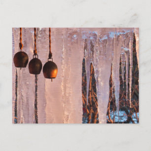Eisstalaktiten an Glocken im Licht der untergehend Postkarte
