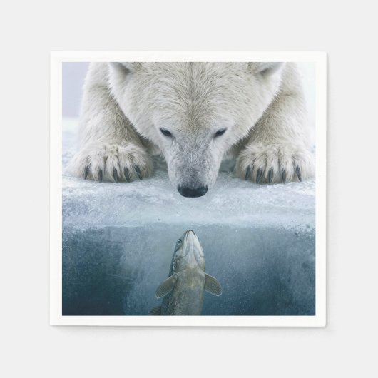 Eisstand-off zwischen Eisbär und Fisch  Serviette (Vorderseite)