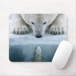 Eisstandoff zwischen Eisbär und Fisch Mousepad