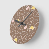 Eistüte-Muster auf Brown Runde Wanduhr (Winkel)