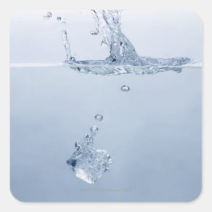 Eiswürfel, der in Wasser spritzt Quadratischer Aufkleber