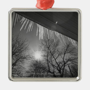 Eiszapfen auf Dach und Sonne Silbernes Ornament