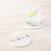 EKG Herzschlag auf Zeichenpapier mit Getränkeuntersetzer (Seite)