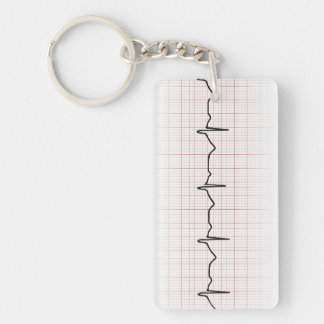 EKG Herzschlag auf Zeichenpapier mit Schlüsselanhänger