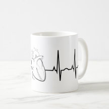 EKG mit der realistischen Herz-Kaffee-Tasse