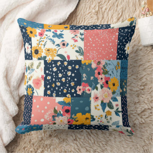 Eklektisches Korallenblau Cottage Blumen-Patchwork Kissen