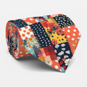 Eklektisches Korallenblau Cottage Blumen-Patchwork Krawatte (Gerollt)