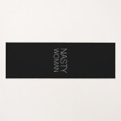 "Eklige Frau", weiße Buchstaben schwarz Yogamatte (Vorderseite (Horizontal))