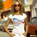 Eklige Frauen wählen amerikanische Fahne Feministi T-Shirt<br><div class="desc">Der T - Shirt dieser politischen Feministin sagt Politikern,  dass Eklige Frauen abstimmen,  und wir werden bei den Zwischenwahlen 2022 blau abstimmen. Frauenrechte und Gleichberechtigung durch ein demokratisches Party-Ticket unterstützen.</div>