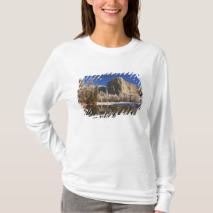 El Capitan reflektiert in den Merced River in T-Shirt