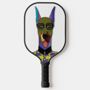 El Pinscher macht Country Club Pickleball Schläger