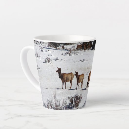 Elch in Snow latte Tasse (Linke Ecke)