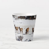 Elch in Snow latte Tasse (Vorderseite)
