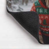 Elch mit hässlichem Weihnachtspullover Mousepad (Ecke)