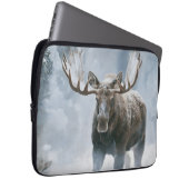 Elchbulle durchquert borealen Schnee Laptopschutzhülle (Vorne Rechts)