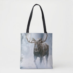 Elchbulle durchquert borealen Schnee Tasche