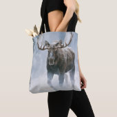 Elchbulle durchquert borealen Schnee Tasche (Von Nahem)