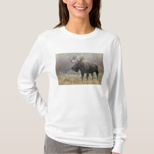 Elchbulle im Schneesturm mit Espenbäumen T-Shirt