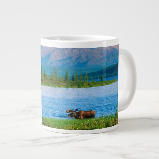 Elchbulle im Wonder Lake Jumbo-Tasse (Vorderseite Rechts)