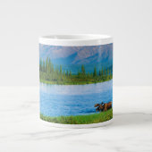 Elchbulle im Wonder Lake Jumbo-Tasse (Vorderseite)
