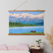 Elchbulle im Wonder Lake Wandteppich Mit Holzrahmen (Schlafzimmer)