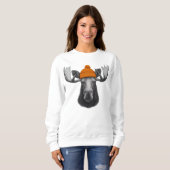 Elchbulle mit Beanie – Mountain Wildlife Crew Sweatshirt (Vorne ganz)