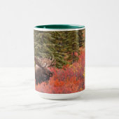 Elchbulle Steht In Roter Zwergbirke Tasse (Zentrum)