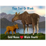 Elche auf der Wiese Fotoskulptur Magnet<br><div class="desc">Ein gemeinsamer Frühlingsblick im Norden. Eine Mama Elche und ihr niedliches Kalb mit See und Bergen in der Ferne. Der Slogan "Cold Noses (Ein rotes Herz) Warme Herzen" erscheint ebenfalls. Fügen Sie Ihren eigenen zusätzlichen Text hinzu.</div>