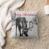 Elche im Winter auf der schneebedeckten Straße Wei Kissen (Decke)