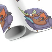 Elche las ein Buch auf einem Sofa| Rückenfarbe Geschenkpapier (Rolleneckpunkt)