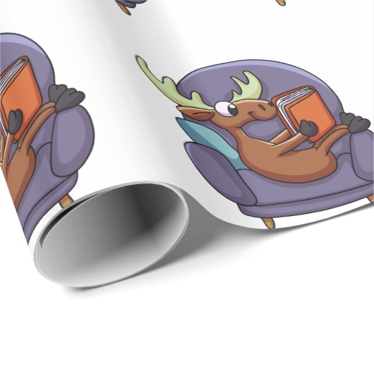 Elche las ein Buch auf einem Sofa| Rückenfarbe Geschenkpapier (Rolleneckpunkt)