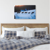 Elchherde durch das Feld wandern Leinwanddruck (Insitu (Schlafzimmer))