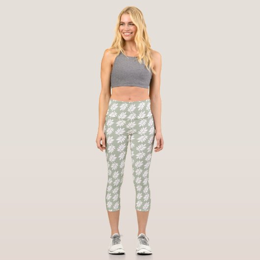 Elder Leaf Pattern White on Green Capri Leggings (Vorderseite)