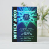 Electric Blue und Green Bar Mitzvah Einladung (Stehend Vorderseite)