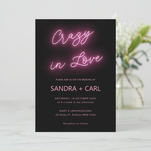 Electric Crazy in Liebe Neon Glow Light Wedding In Einladung (Stehend Vorderseite)