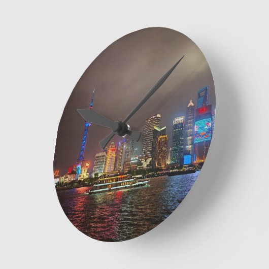 Electric Dreams - Futuristic Shanghai Skyline, A C Runde Wanduhr (Winkel)