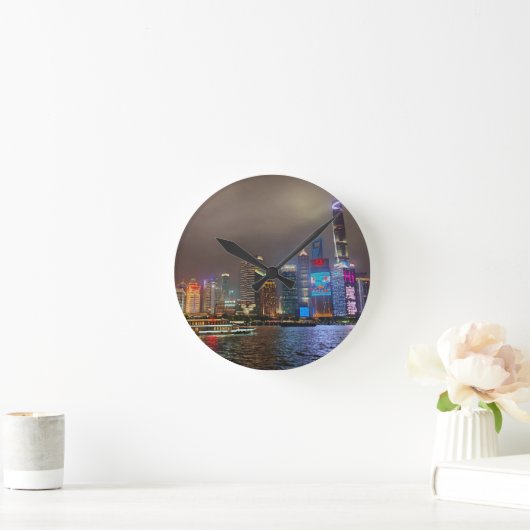 Electric Dreams - Futuristic Shanghai Skyline, A C Runde Wanduhr (Zuhause)