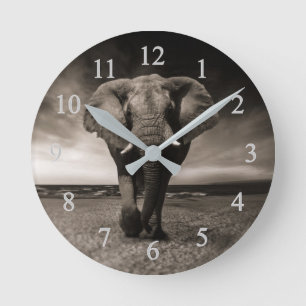 Elefant am Strand Runde Wanduhr