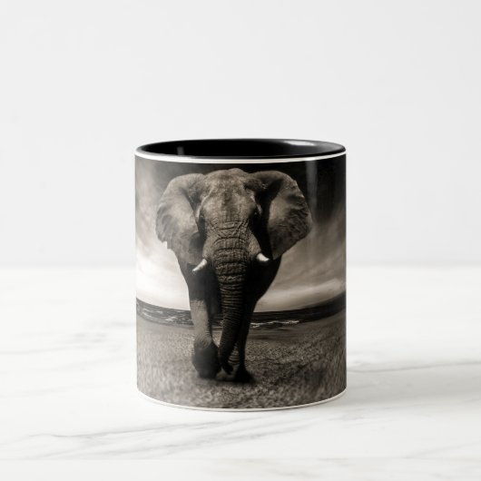 Elefant auf der Flucht Zweifarbige Tasse (Mittel)