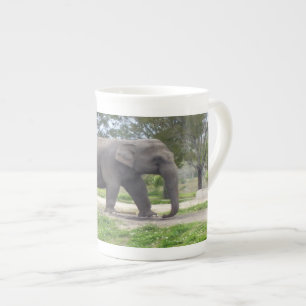 Elefant auf Waldweg Porzellantasse