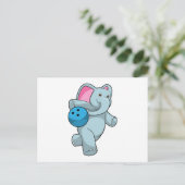 Elefant beim Bowling mit Bowlingkugel Postkarte (Stehend Vorderseite)