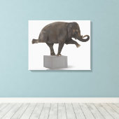 Elefant darstellend Trick on Box Leinwanddruck (Insitu (Holzboden))