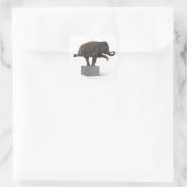Elefant darstellend Trick on Box Quadratischer Aufkleber (Tasche)