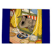 Elefant, der durch das Fenster den Kopf stößt Große Geschenktüte (Rückseite)