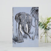 Elefant, der durch die waldreiche Savanne in Blau Briefpapier (Stehend Vorderseite)