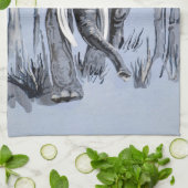 Elefant, der durch die waldreiche Savanne in Blau Handtuch (Gefaltet)