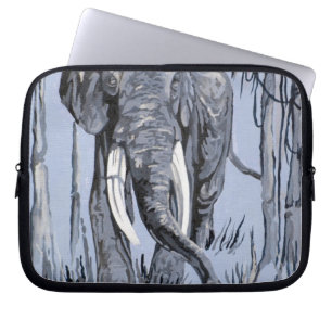 Elefant, der durch die waldreiche Savanne in Blau Laptopschutzhülle