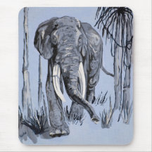 Elefant, der durch die waldreiche Savanne in Blau