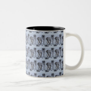 Elefant, der durch die waldreiche Savanne in Blau  Zweifarbige Tasse