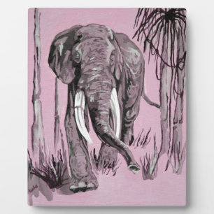 Elefant, der durch die waldreiche Savanne in Rosa  Fotoplatte